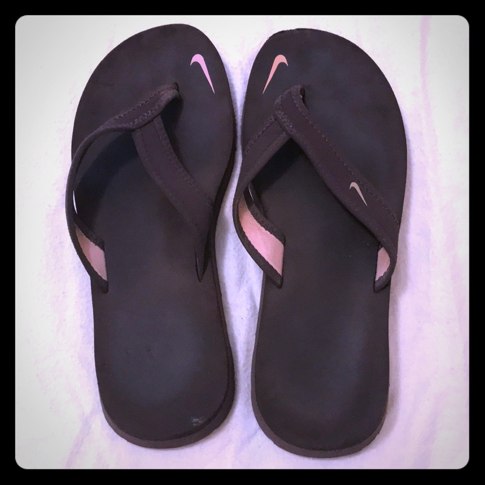 Woman’s Nike flip flops size 6